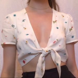 Summer clearout 10$ Sale!Front tie floral crop top